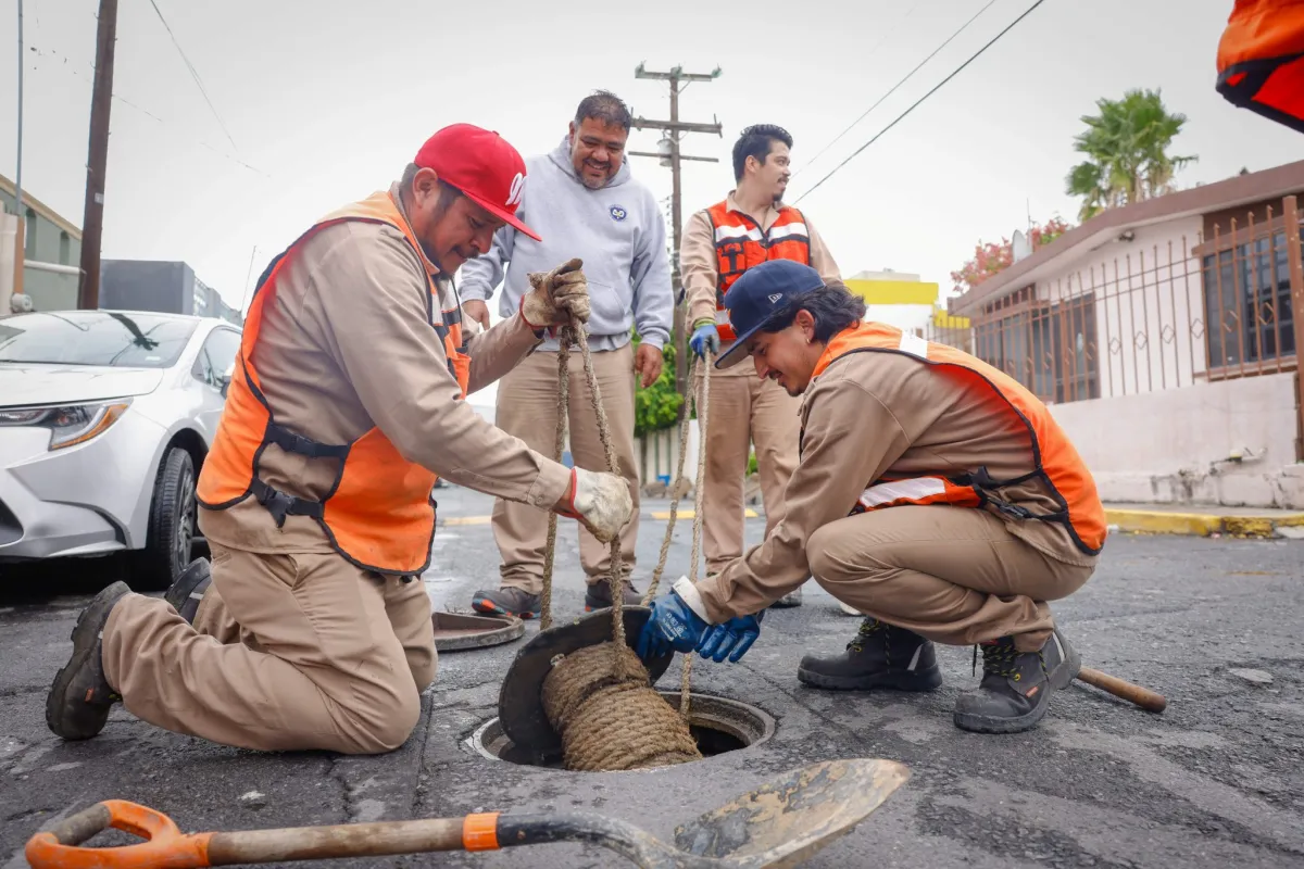Realiza AyD destape de drenaje sanitario en 3 municipios metropolitanos