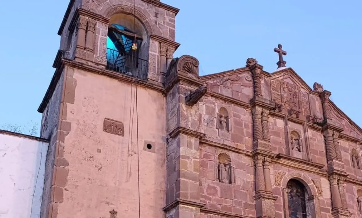 Acusan a cura de intentar vender campanas de su parroquia en el Edomex