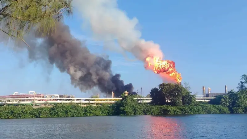 ¡Otra vez! Se incendia Dos Bocas: Llamas provocan columna de humo en la Refinería Olmeca