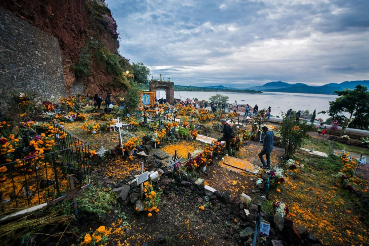 ¿Viajas a Janitzio por el Día de Muertos 2026? Por esta razón cerrarán el panteón a turistas