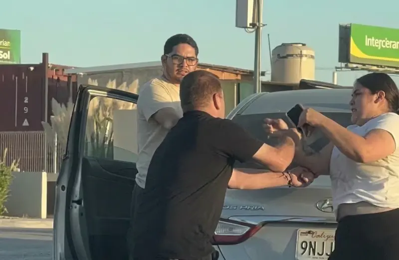 Pareja agrede a conductor de 63 años tras choque leve en Santa Fe; intentaron huir