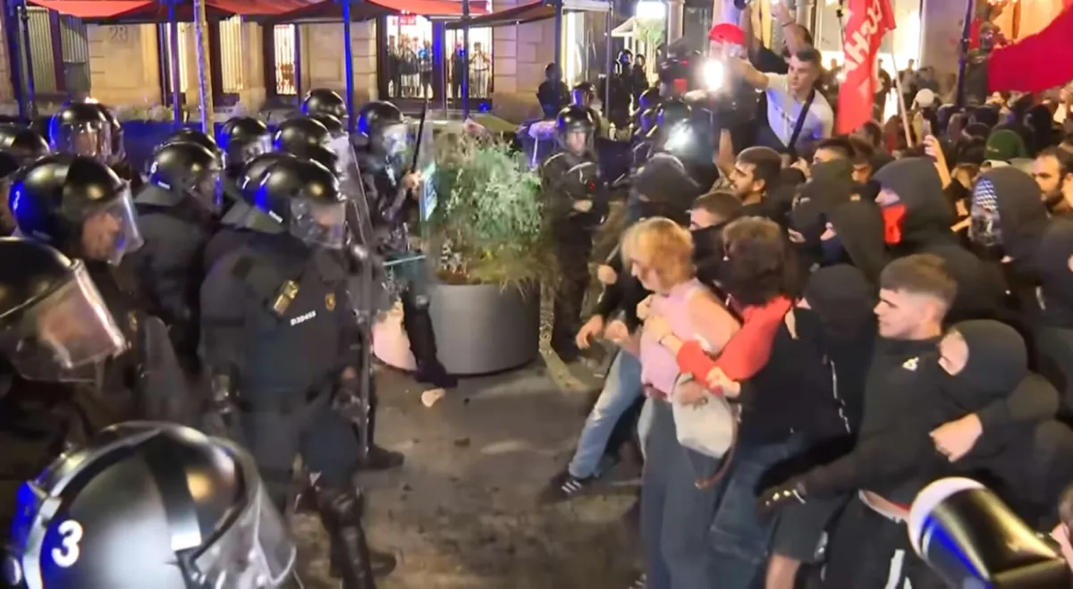 Disturbios en Barcelona: cargas, incendios y saqueos tras una protesta juvenil convocada por redes