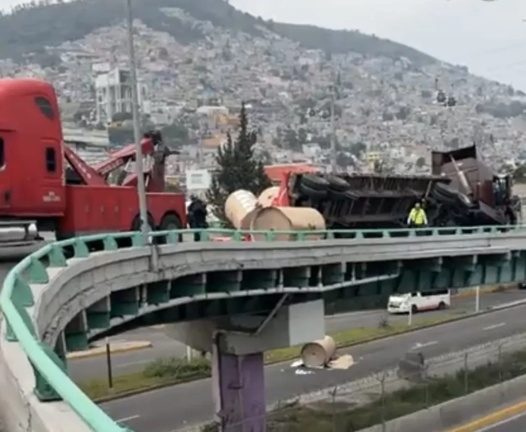 Vuelca tráiler con rollos de papel en la México-Pachuca