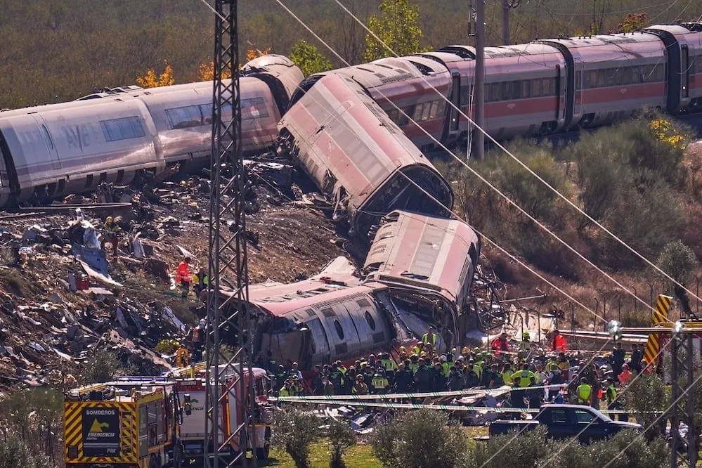SRE reporta siete mexicanos heridos en choque de trenes en España; buscan a un connacional desaparecido