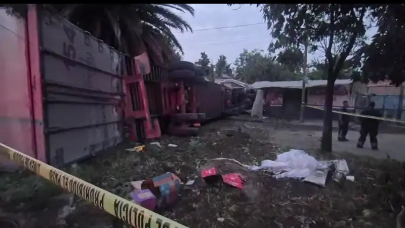 Vuelca tráiler con productos de limpieza en Cuautitlán Izcalli