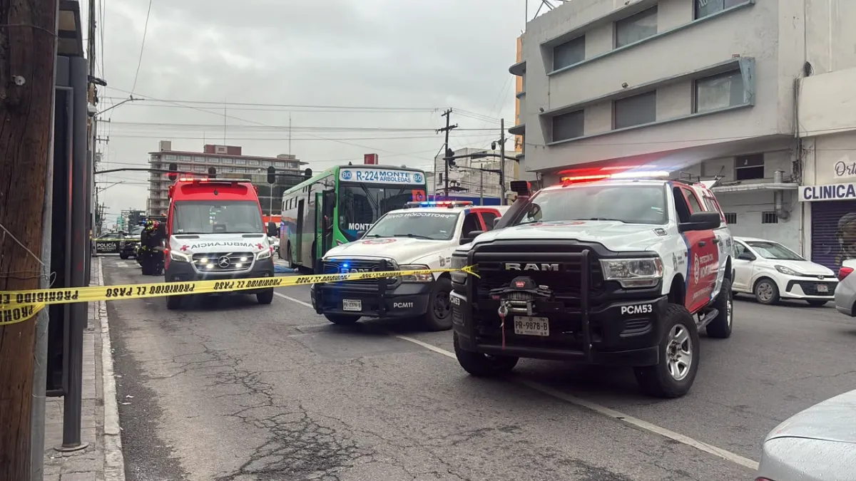 Muere hombre atropellado por camión urbano en el Centro de Monterrey