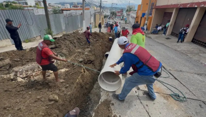 Sustituye CAPAMA tuberías de drenaje y agua en avenida Solidaridad