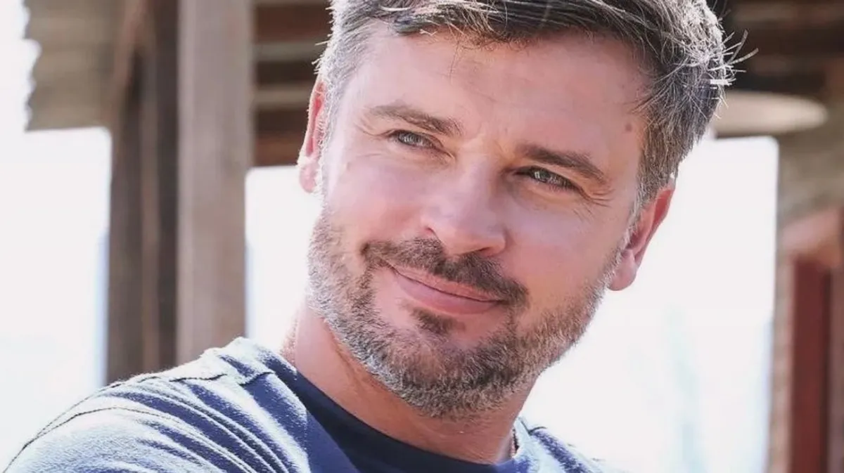 ¿Tom Welling desnundo frente a ventana?