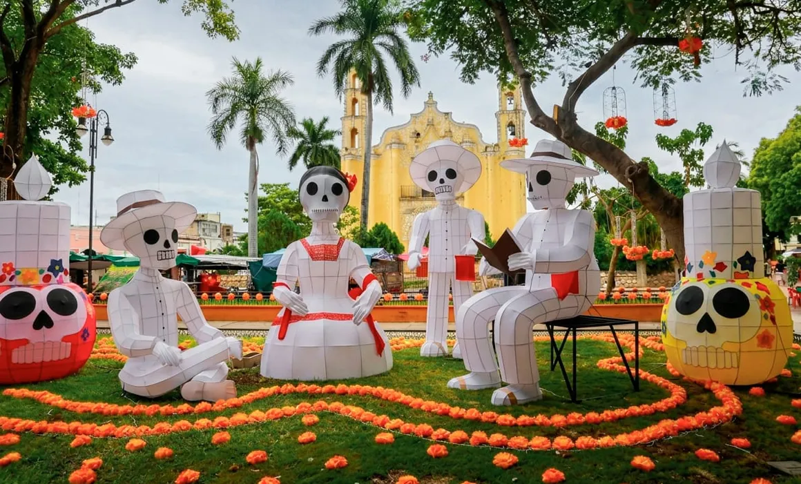 Instalan Ánimas iluminadas en el parque de San Juan