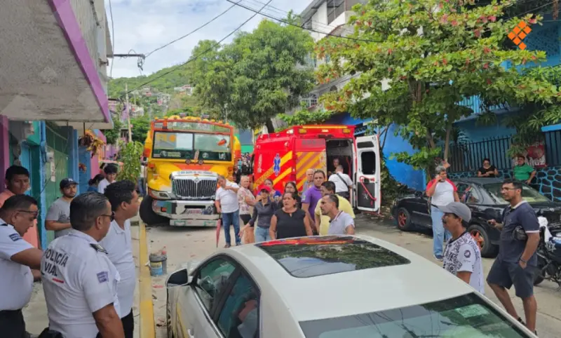 Camión sin frenos que iba a un sepelio choca 3 autos en Acapulco 