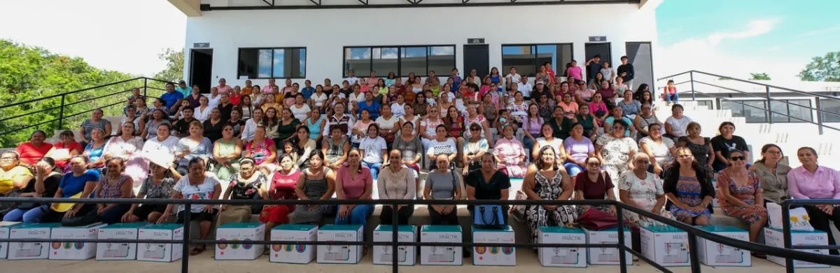 Entregan 100 máquinas de coser a mujeres de Quintana Roo
