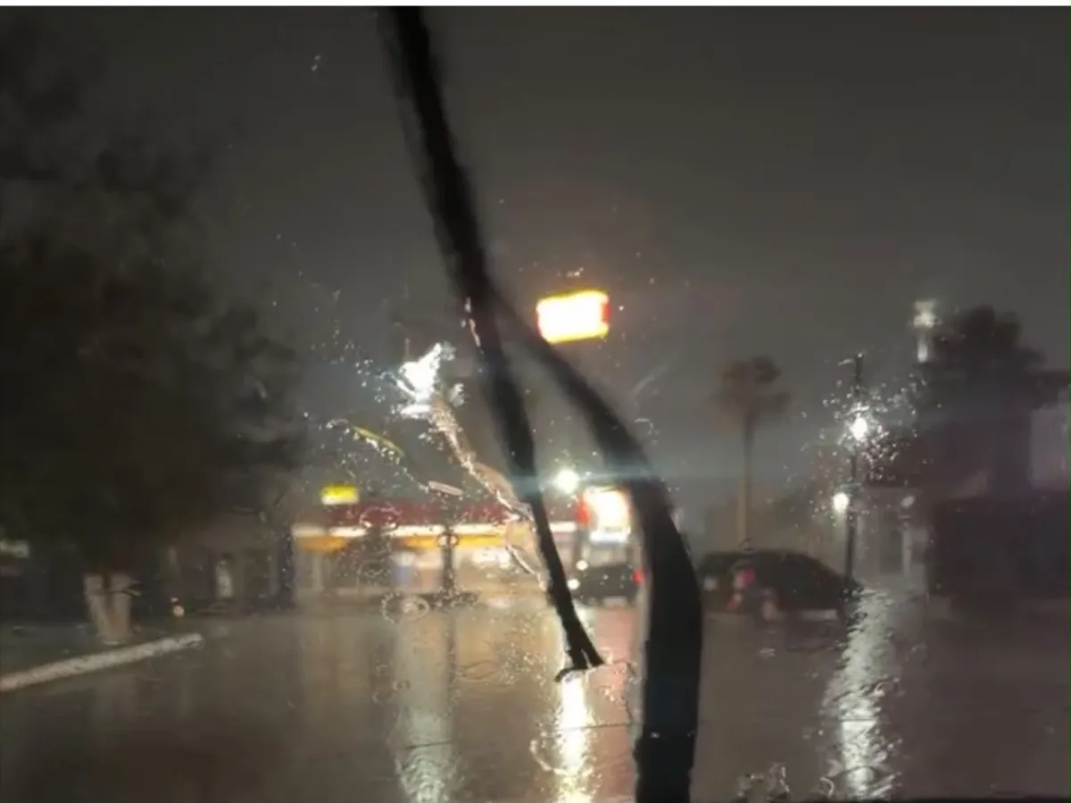 Fuerte tromba sorprende a Delicias; intensa lluvia afecta la circulación vehicular