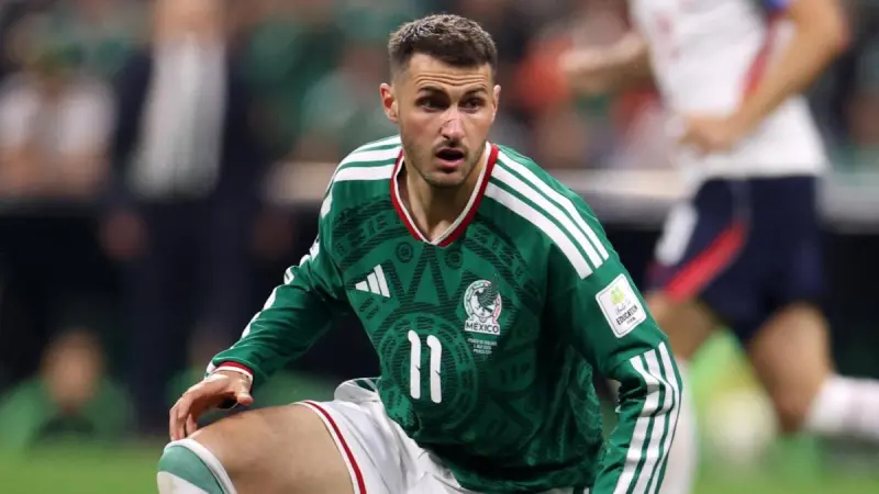 Santiago Giménez pierde terreno en el Tri; lesiones y falta de gol lo tiene relegado