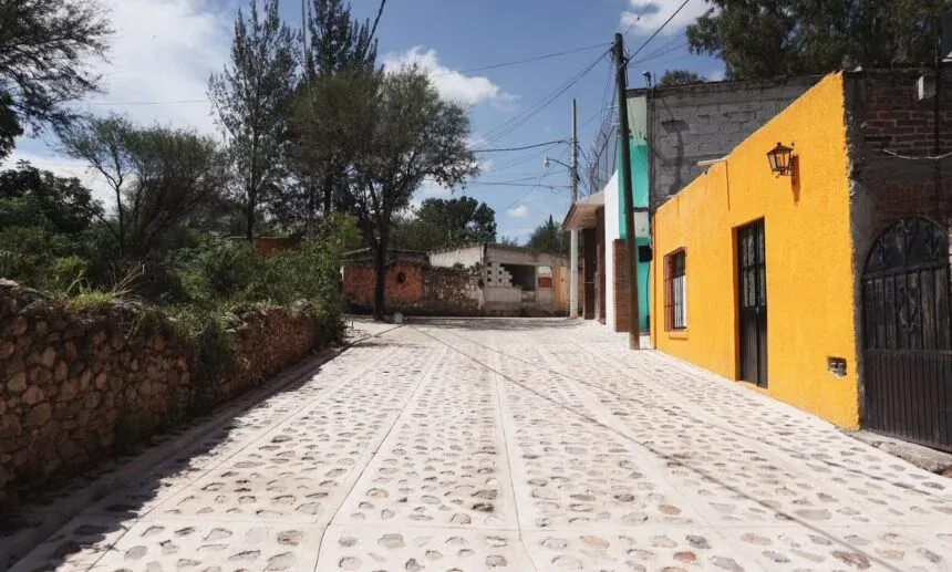 Rehabilitan calle en comunidad de La Laja, Tequisquiapan