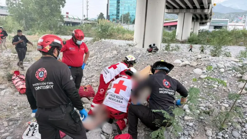 Motociclista cae desde Puente Zaragoza al río Santa Catarina en Monterrey