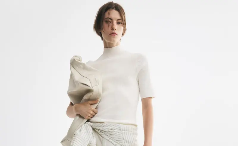 Este top de punto es la prueba de que un buen básico puede solucionar todos tus looks de frío