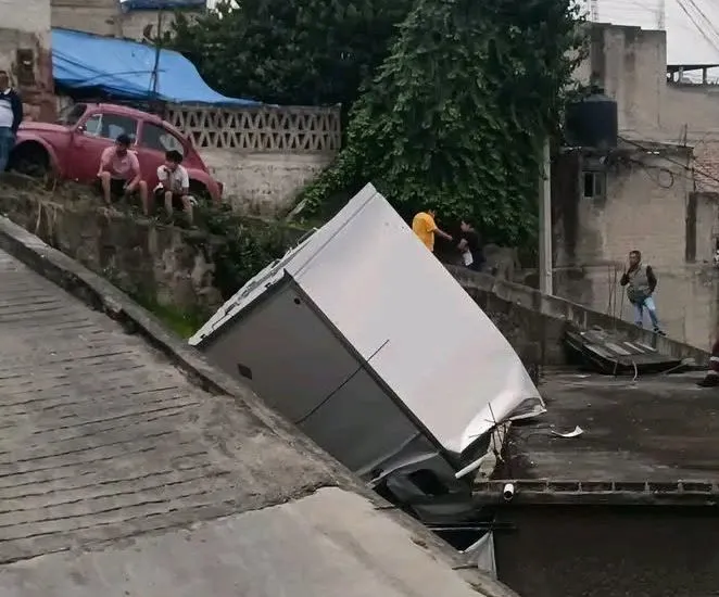 Queda camioneta colgando tras perder el control en Naucalpan