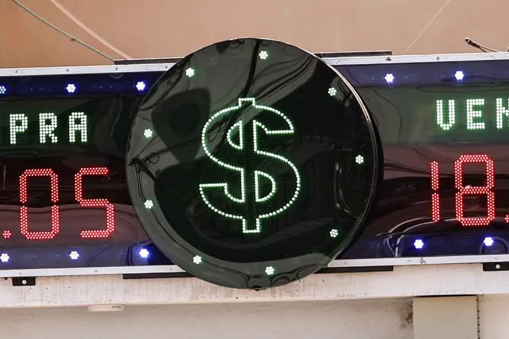 El dólar se mantiene en 18.20 pesos en casas de cambio locales