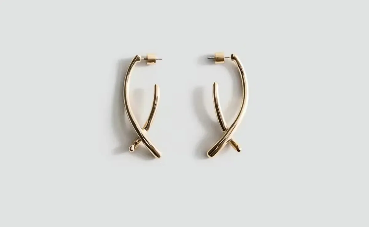 Cómo elevar tus looks sin estrenar ropa: el secreto está en estos pendientes cruzados