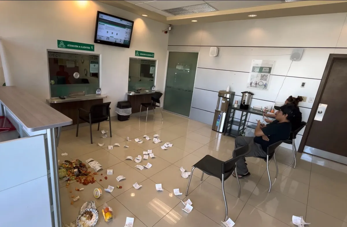 Vecinos de Playas de Tijuana protestan arrojando comida podrida en la CFE tras días sin energía eléctrica