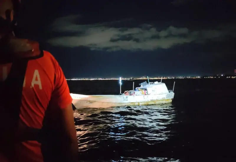Marina auxilia embarcación en aguas de Campeche