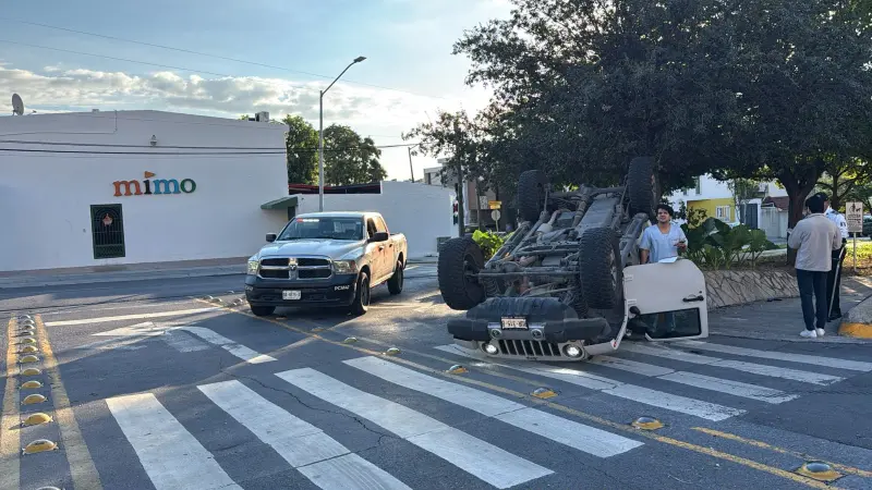 Choque entre 2 vehículos provoca volcadura en San Jerónimo