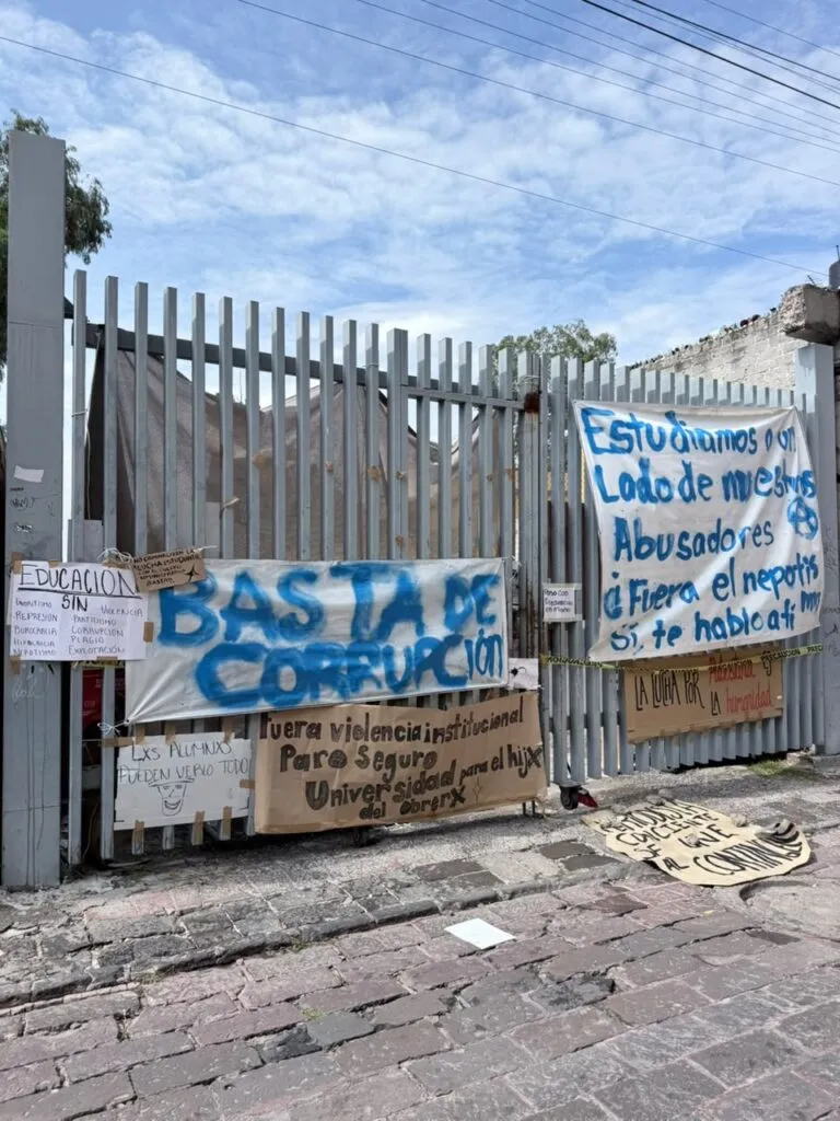 Alumnos toman instalaciones de UAQ Centro y se van a paro