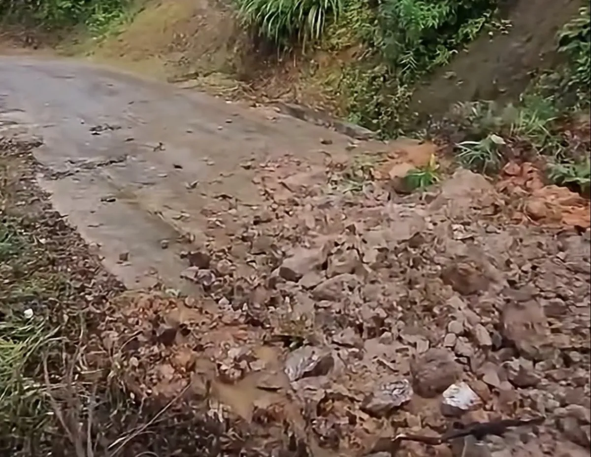 Bloquean derrumbes paso hacia Santiago Jocotepec