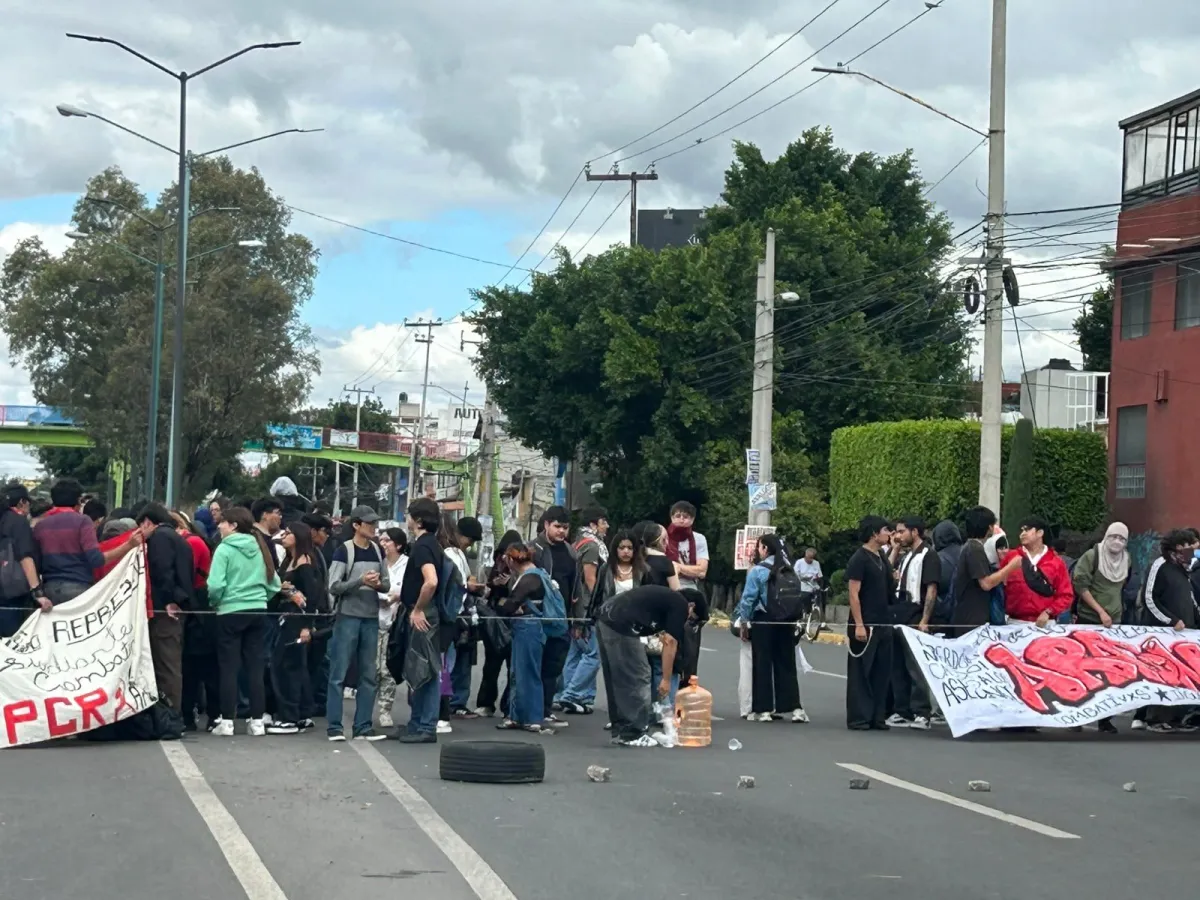 Levantan estudiantes de FES Aragón bloqueo en Avenida Central