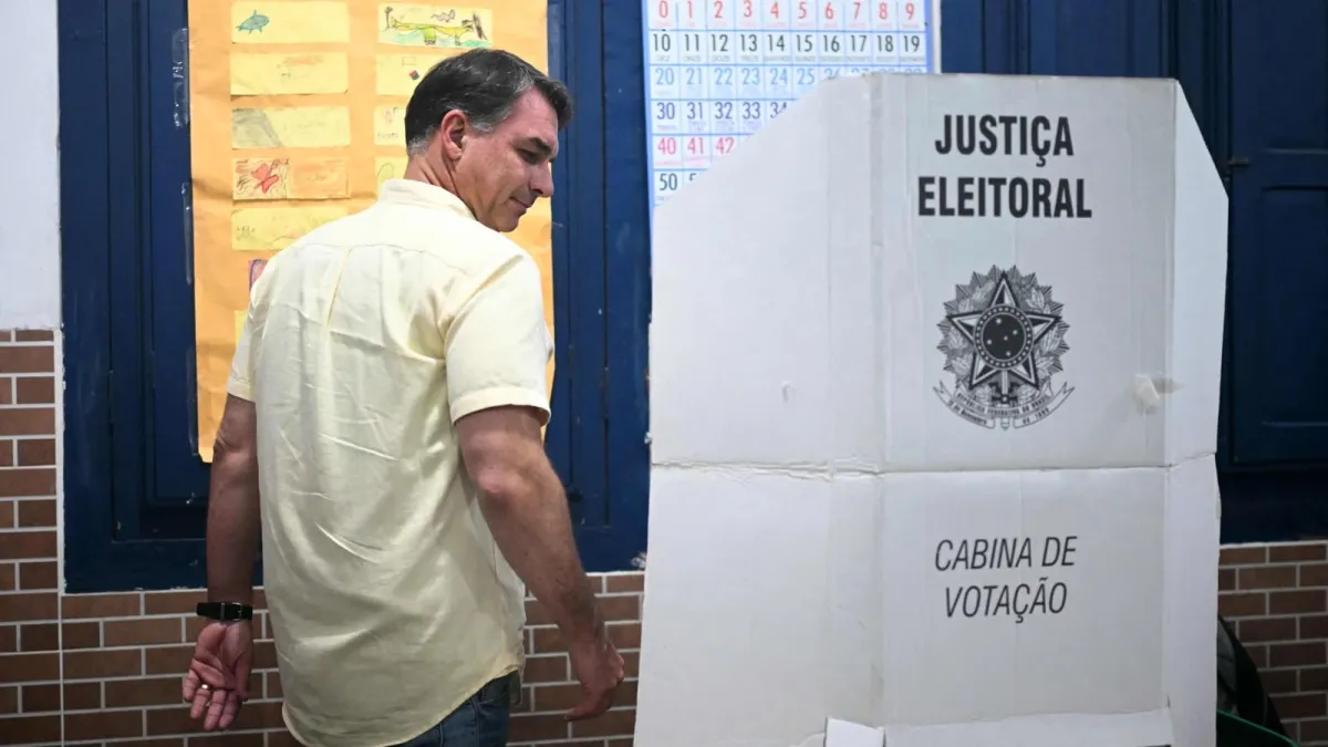 Flávio Bolsonaro llama a votar por un cambio en Brasil durante cerrada elección presidencial