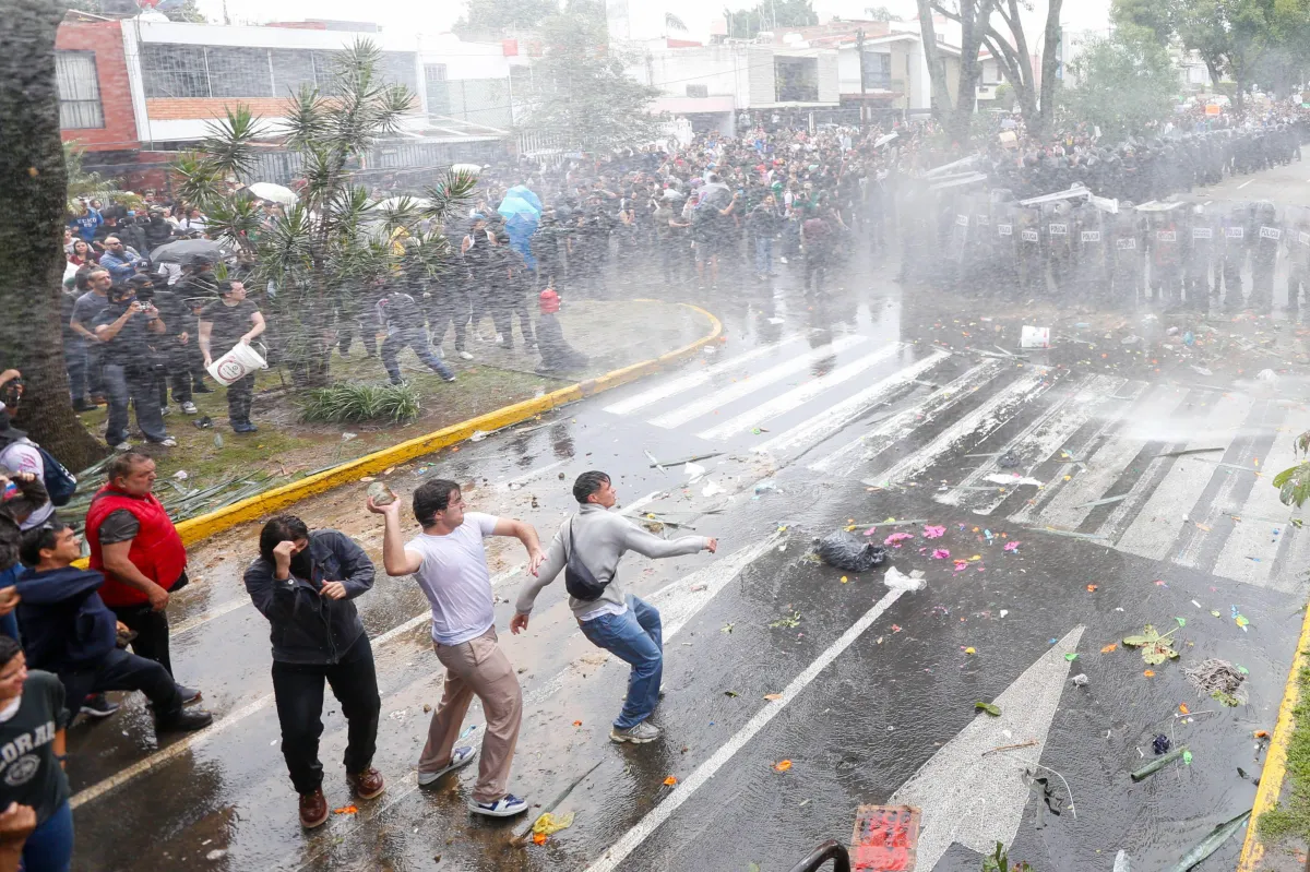 Anuncia Lemus liberación de todos los detenidos tras marcha del agua; reconoce uso excesivo de la fuerza: ‘fue un operativo con graves deficiencias’