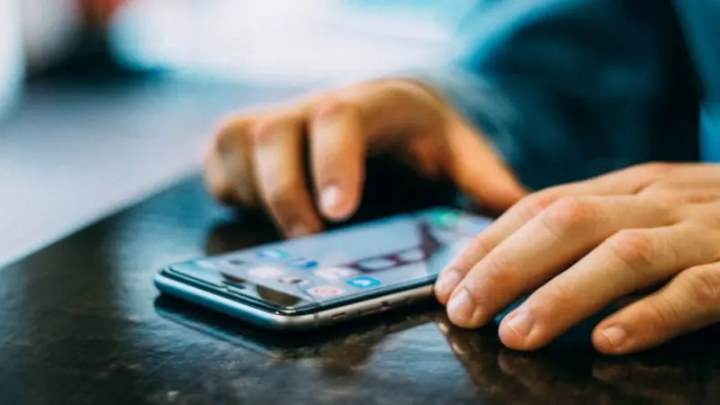 Definirán SEP y SEGE estrategia para regular celulares en escuelas