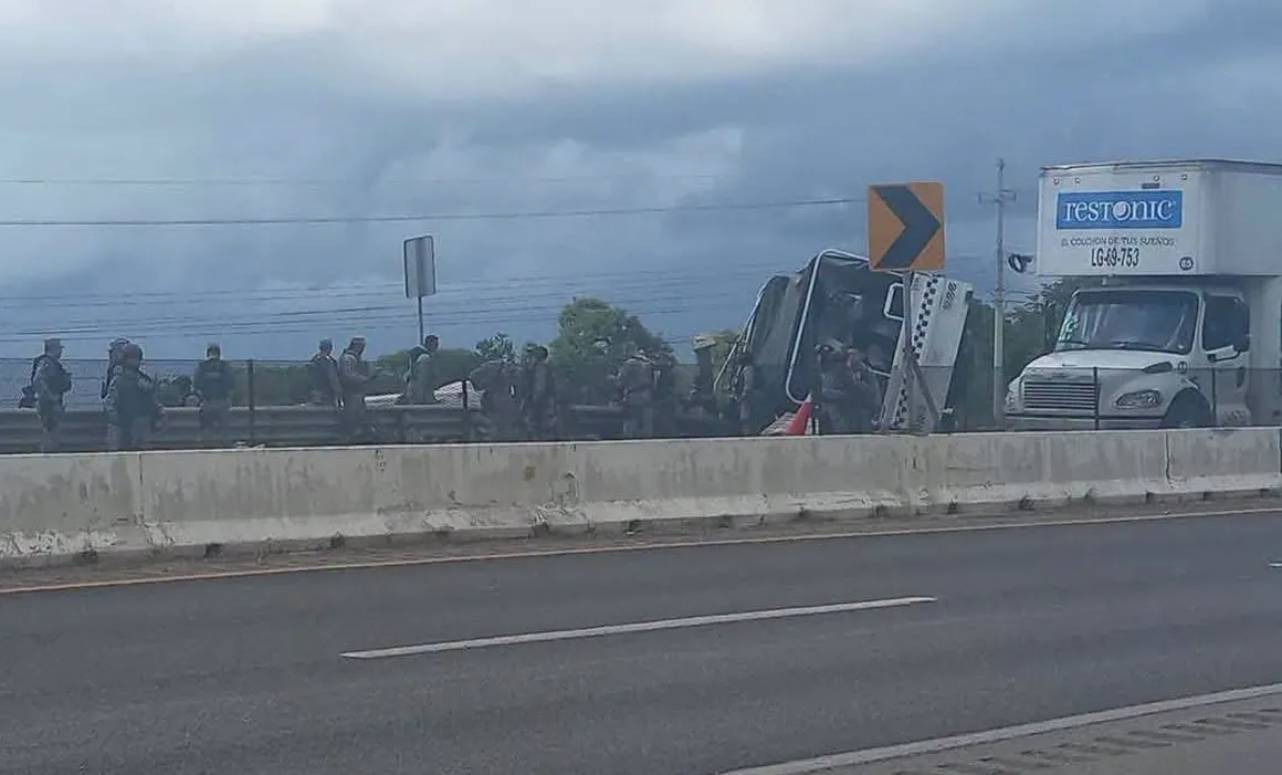 Vuelca camión de la Guardia Nacional en la vía Campeche-Mérida