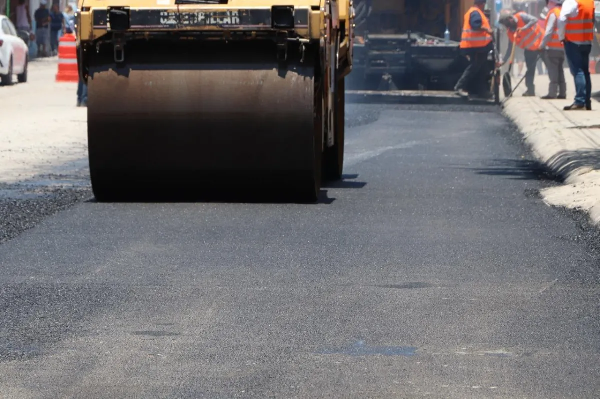 Alistan entrega del primer kilómetro pavimentado del camino a Santiago