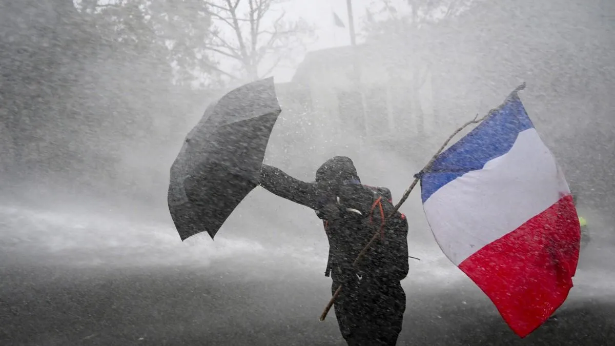 Francia registra nuevas protestas contra el costo de vida; detienen a casi mil personas