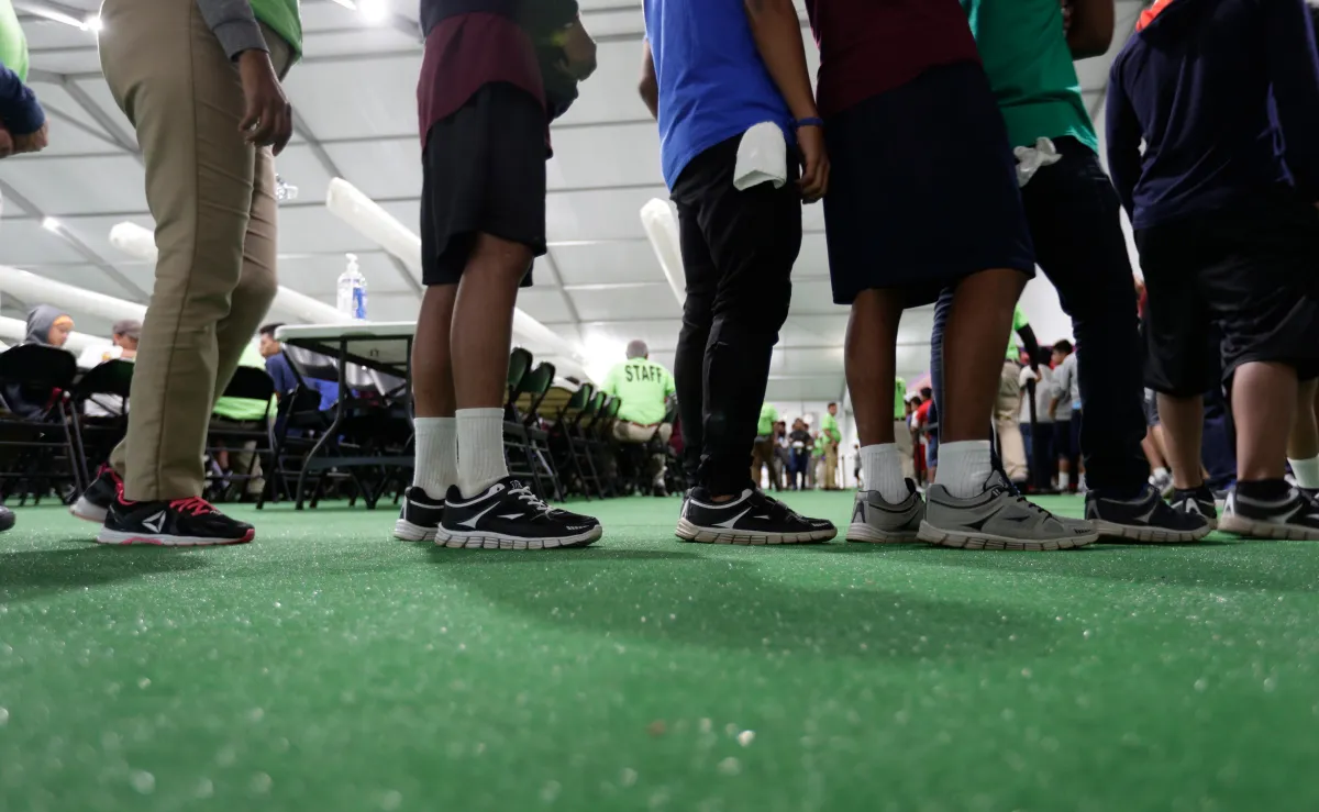 Niños migrantes enfrentan violencia, hambre y separación familiar en México