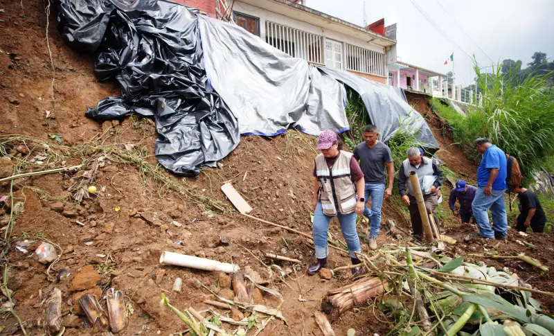 Recorre Daniela Griego colonias afectadas por lluvias y atiende a familias