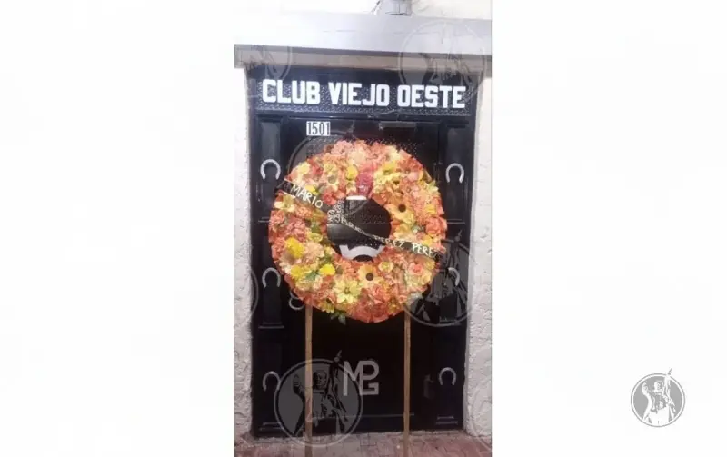 Dejan en bar El Viejo Oeste corona fúnebre con nombre de supuesto abusador sexual