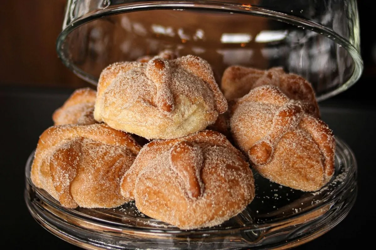 Antes el pan de muerto se elaboraba con amaranto y miel, pero con la llegada de los españoles se introdujo el trigo, iniciando la transformación alimentaria