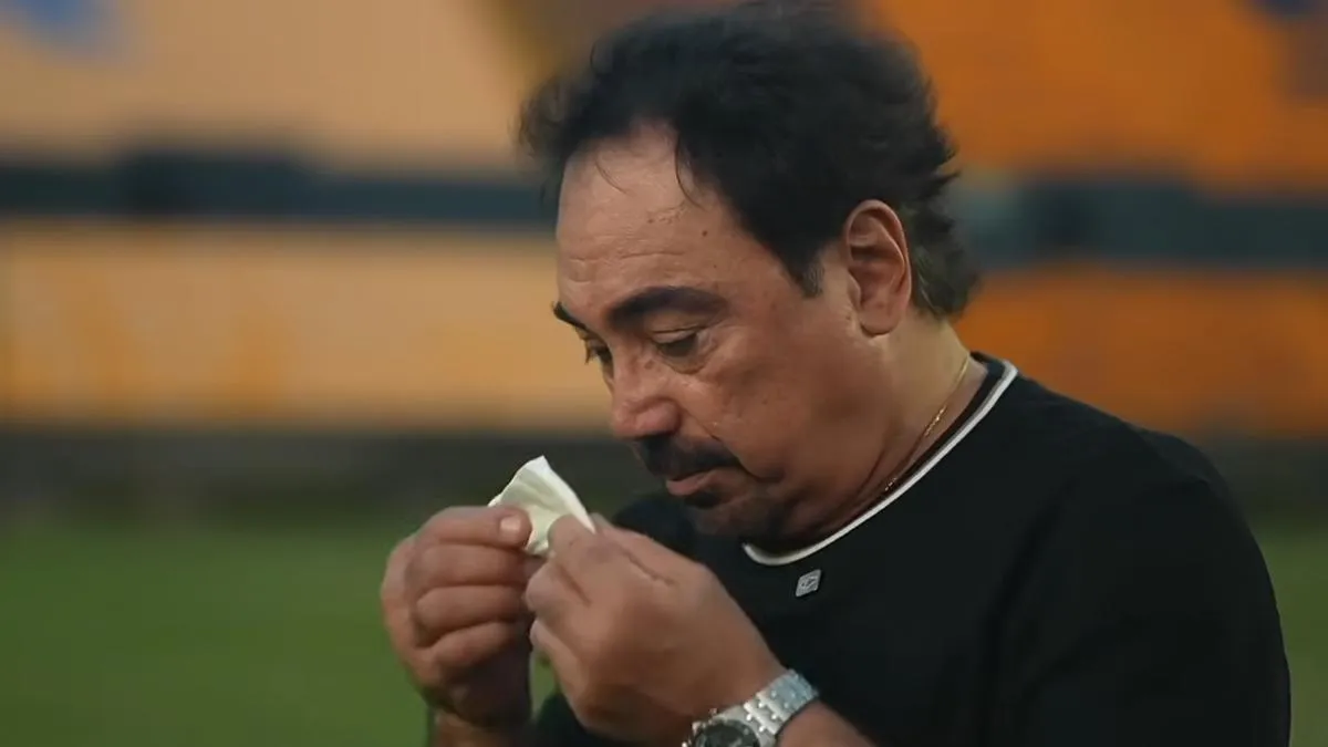 ‘Todo lo que soy es gracias al fútbol’... Hugo Sánchez rompe en llanto en la cancha de Tigres a 50 años de su debut