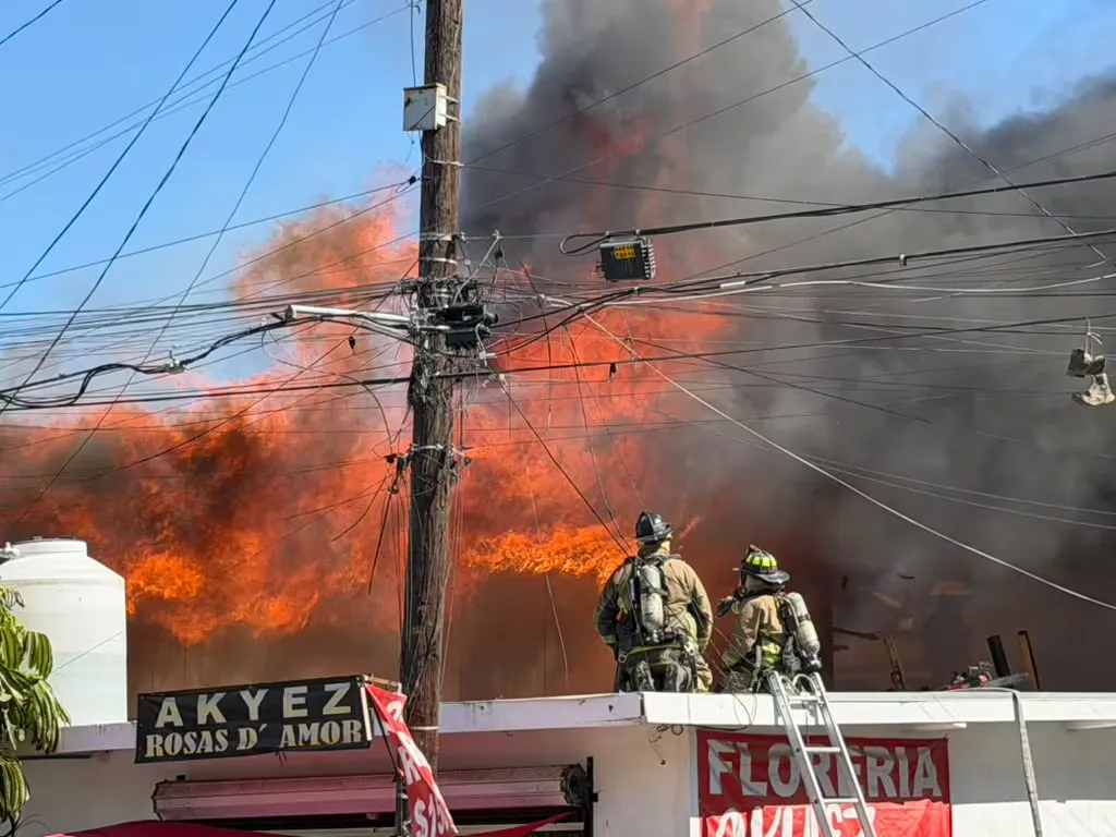 Incendio alcanza viviendas y locales comerciales en Zona Centro de Tijuana