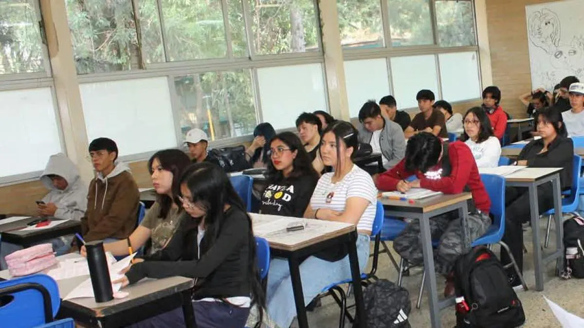 CCH pide a padres revisar mochilas desde casa