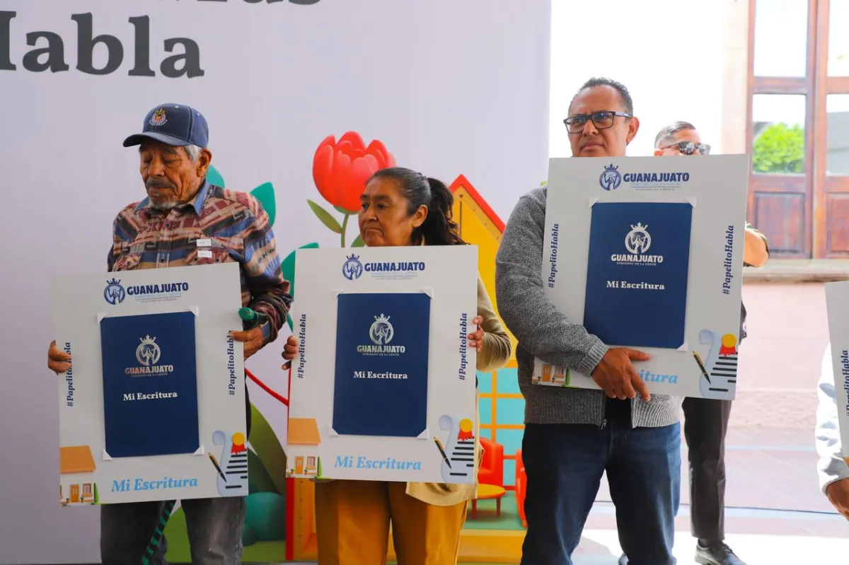Guanajuato entrega escrituras con Papelito Habla