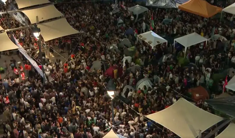 Proponen acampar en el jardín de la Moncloa para protestar contra la falta de espacio allí