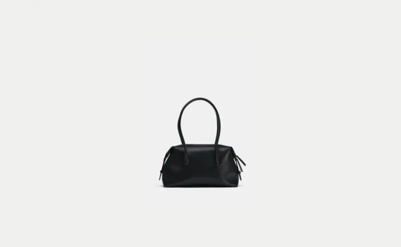 Trend alert: si solo quieres añadir una cosa nueva a tu armario, este bolso alargado es la respuesta