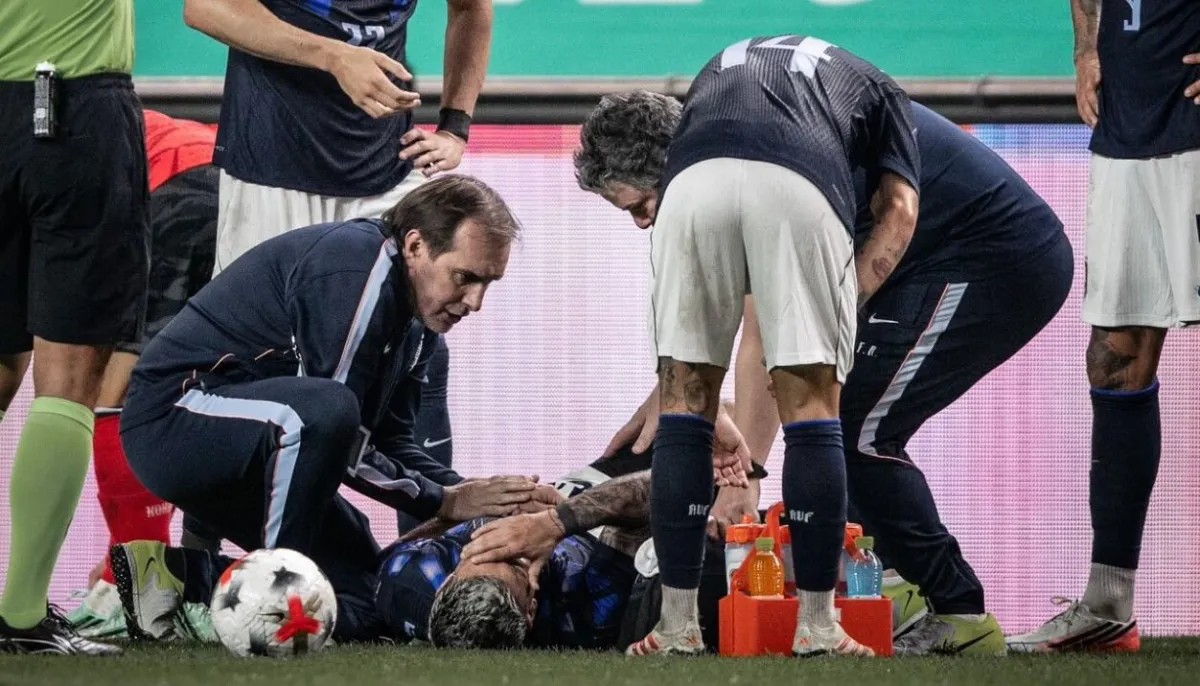 Figura de Uruguay cae de forma aparatosa y termina con la muñeca fracturada