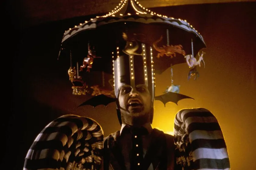 Tim Burton convirtió lo macabro en esta comedia inolvidable que está en Netflix. Una película fantástica que sigue siendo única casi 40 años después de su estreno
