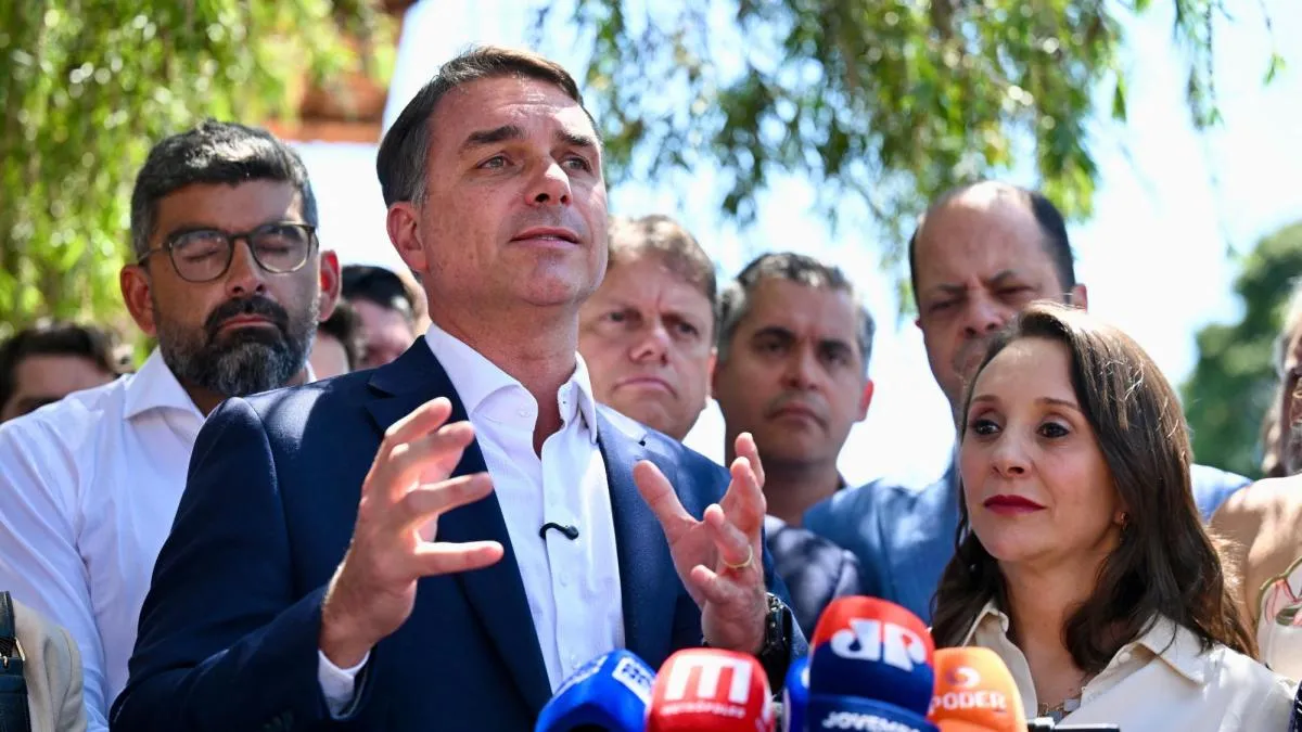 Flávio Bolsonaro suma apoyos y lidera primer sondeo para el balotaje en Brasil