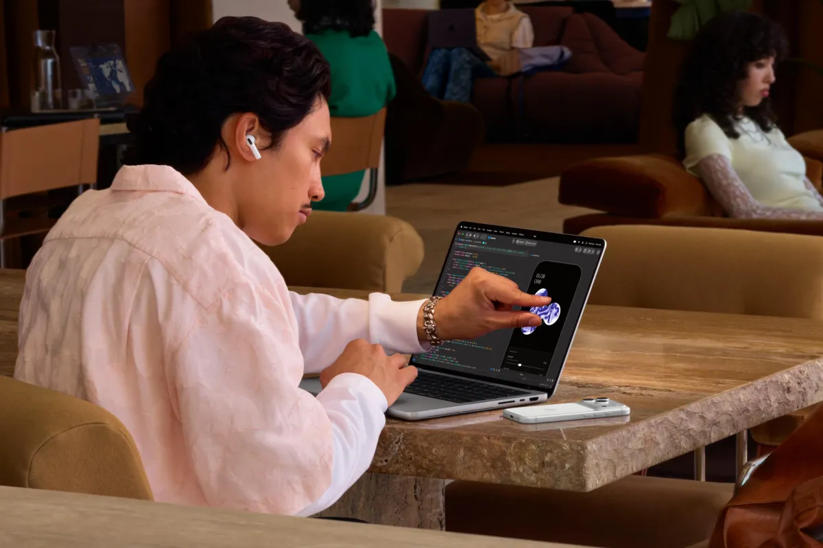 Lanza Apple su primera MacBook con pantalla táctil