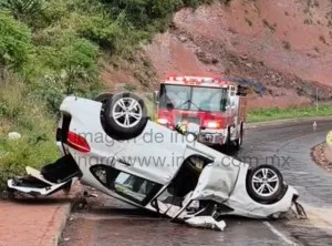 Aparatosa volcadura de una camioneta en la carretera 200